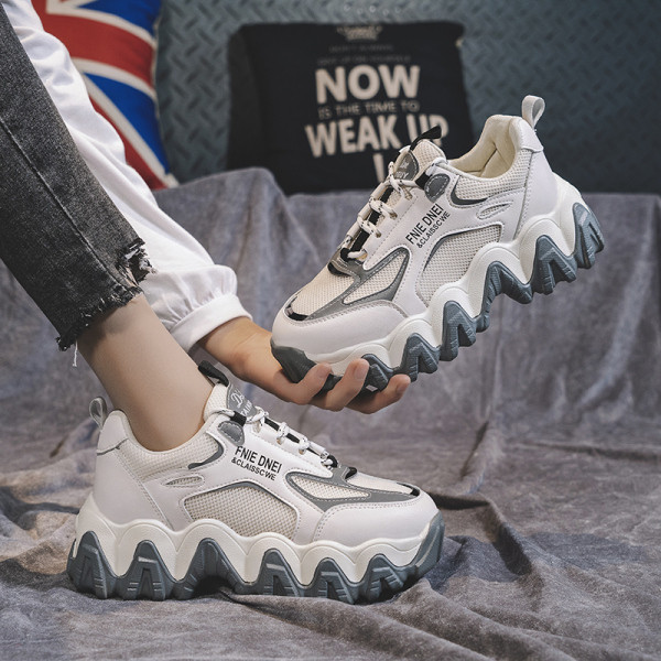 Γυναικεία αθλητικά παπούτσια με σκληρή σόλα σε γκρι και μαύρο χρώμα