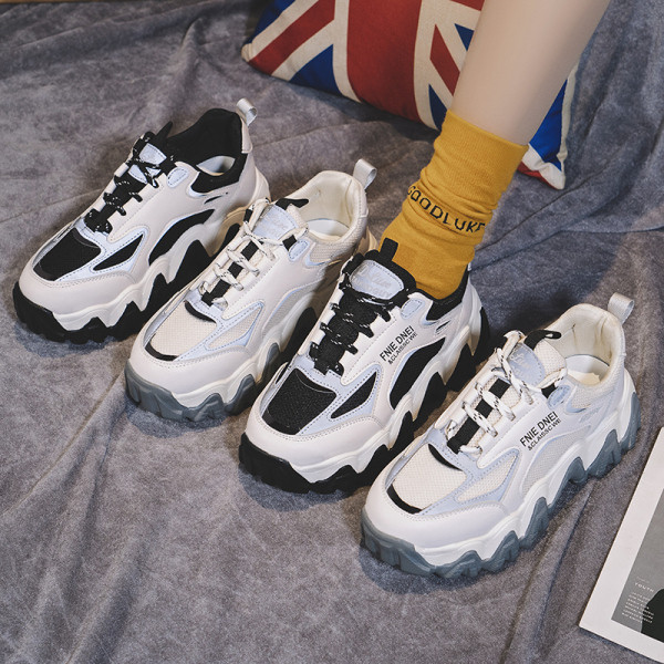 Γυναικεία αθλητικά παπούτσια με σκληρή σόλα σε γκρι και μαύρο χρώμα