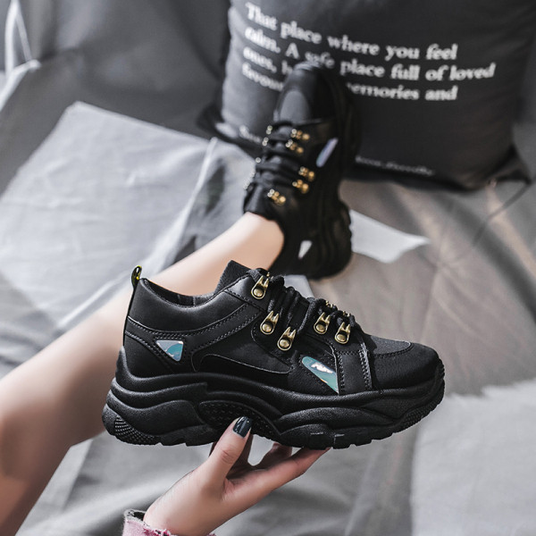 Γυναικεία casual οικολογικά δερμάτινα  παπούτσια σε μαύρο και άσπρο χρώαμ