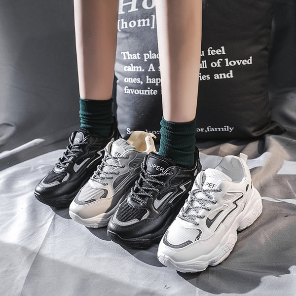 Γυναικεία αθλητικά παπούτσια casual με σκληρή σόλα σε άσπρο και μαύρο χρώμα