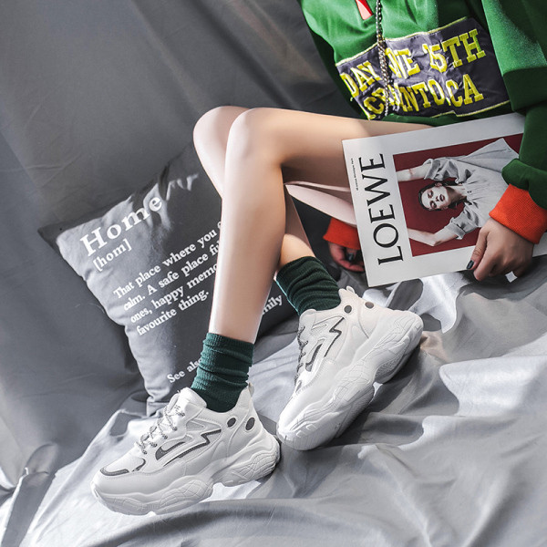 Γυναικεία αθλητικά παπούτσια casual με σκληρή σόλα σε άσπρο και μαύρο χρώμα