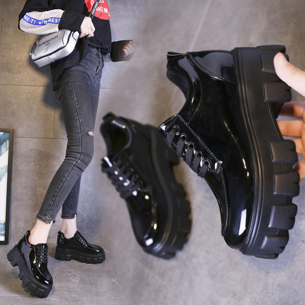 Μοντέρνα γυαλιστερά γυναικεία παπούτσια σε πλατφόρμα σε μαύρο χρώμα