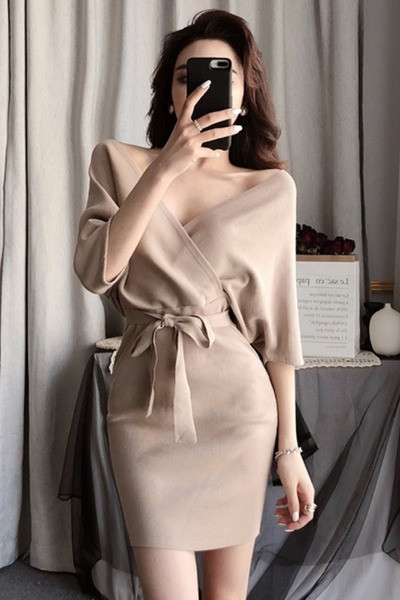 Σύντομο  γυναικείο φόρεμα με κορδόνι V-neck με βαθύ ντεκολτέ και φαρδιά μπεζ και μαύρα μανίκια