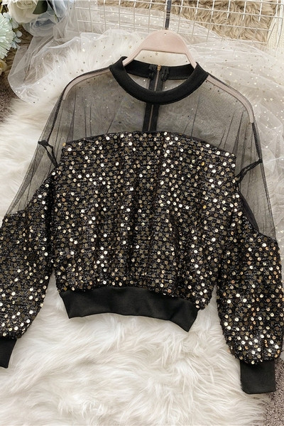 Μοντέρνα γυναικεία μπλούζα με ωοειδές ντεκολτέ και πούλιες σε μαύρο και μπλε χρώμα