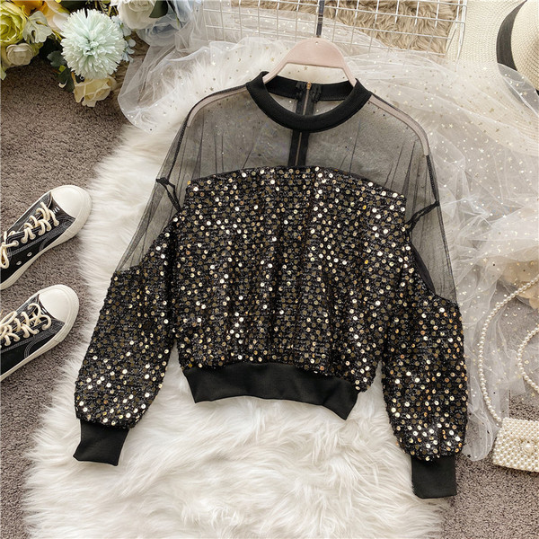 Μοντέρνα γυναικεία μπλούζα με ωοειδές ντεκολτέ και πούλιες σε μαύρο και μπλε χρώμα