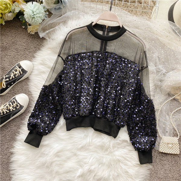 Μοντέρνα γυναικεία μπλούζα με ωοειδές ντεκολτέ και πούλιες σε μαύρο και μπλε χρώμα