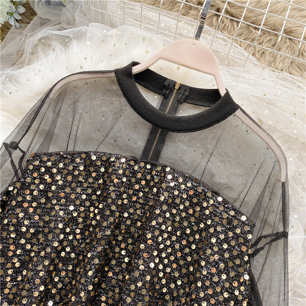 Μοντέρνα γυναικεία μπλούζα με ωοειδές ντεκολτέ και πούλιες σε μαύρο και μπλε χρώμα