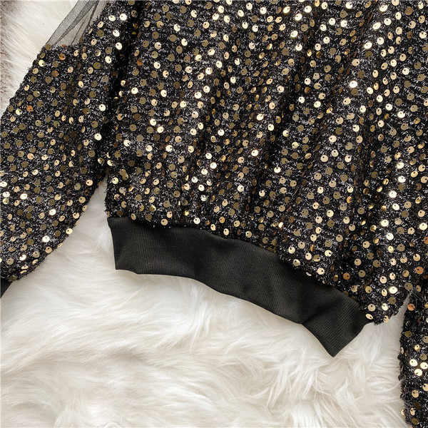 Μοντέρνα γυναικεία μπλούζα με ωοειδές ντεκολτέ και πούλιες σε μαύρο και μπλε χρώμα