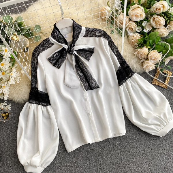 Μοντέρνο γυναικείο πουκάμισο με κορδέλα και μακριά φαρδιά μανίκια σε λευκό και μαύρο χρώμα