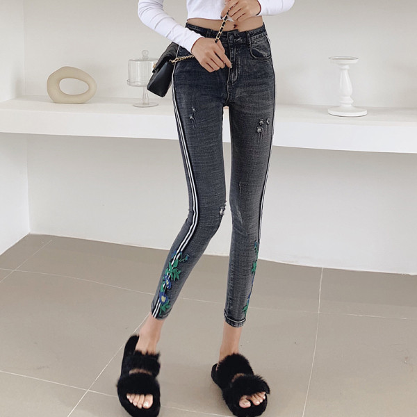 Uue mudeli kevadteksade liibuv mudel tikandi ja küljeäärega