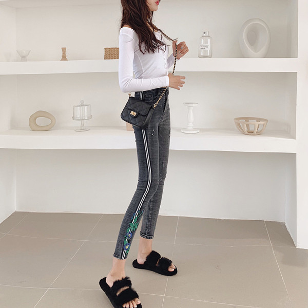 Uue mudeli kevadteksade liibuv mudel tikandi ja küljeäärega