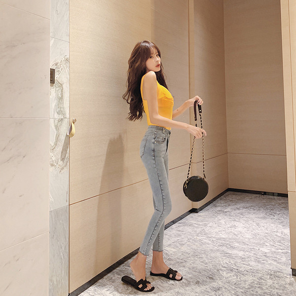 Ελαφριά ελαστικά τζιν με ασύμμετρο κούμπομα με μήκος 9/10