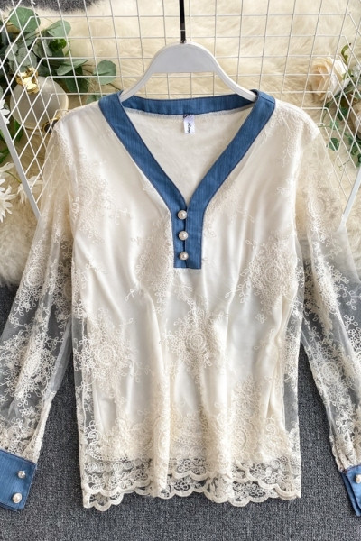 Μοντέρνα γυναικεία μπλούζα με δαντέλα και V-neck