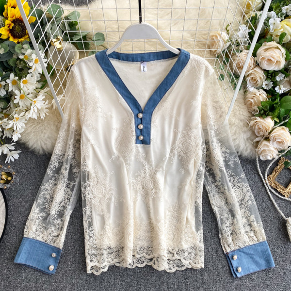 Μοντέρνα γυναικεία μπλούζα με δαντέλα και V-neck