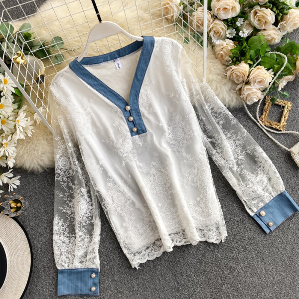 Μοντέρνα γυναικεία μπλούζα με δαντέλα και V-neck