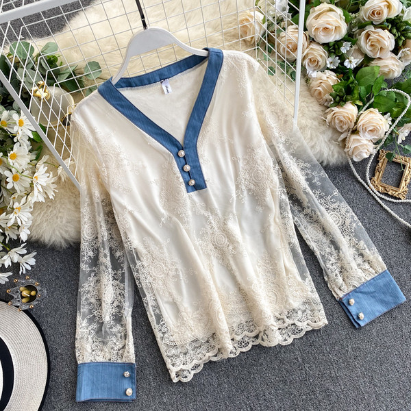 Μοντέρνα γυναικεία μπλούζα με δαντέλα και V-neck