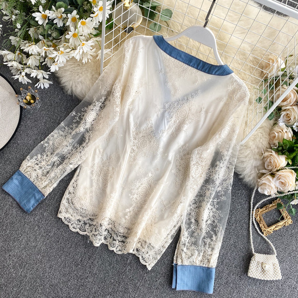 Μοντέρνα γυναικεία μπλούζα με δαντέλα και V-neck