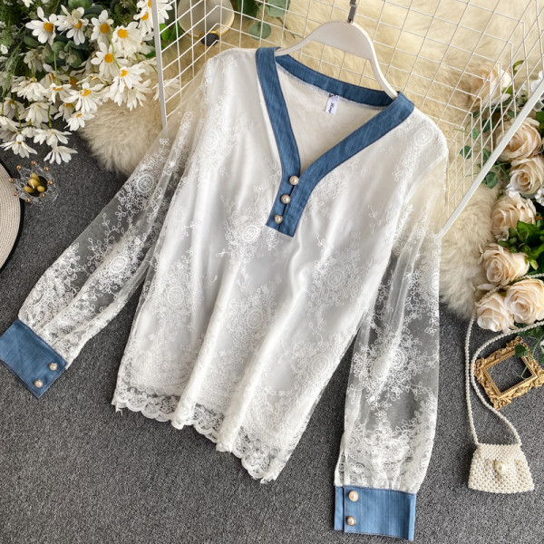 Μοντέρνα γυναικεία μπλούζα με δαντέλα και V-neck