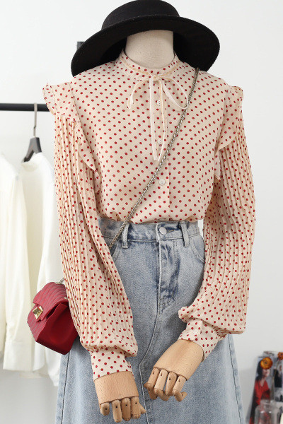 Stiilne naiste särk ovaalse kaelusega ja plisseeritud täpiliste varrukatega