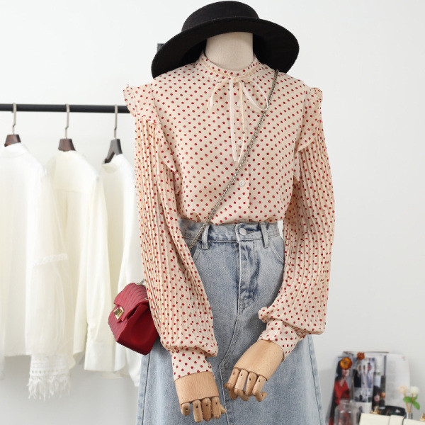 Stiilne naiste särk ovaalse kaelusega ja plisseeritud täpiliste varrukatega