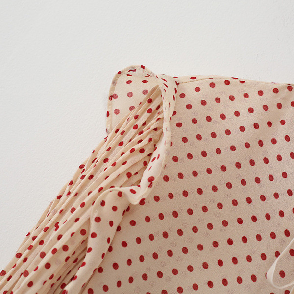 Stiilne naiste särk ovaalse kaelusega ja plisseeritud täpiliste varrukatega