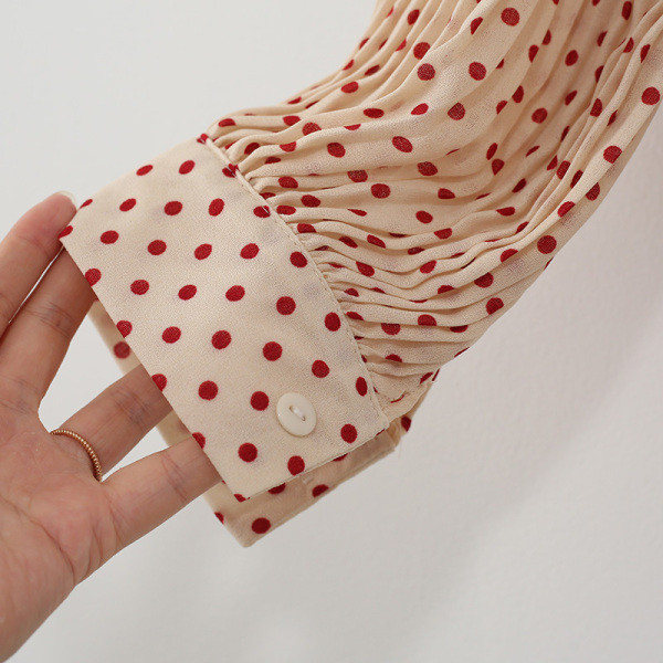 Stiilne naiste särk ovaalse kaelusega ja plisseeritud täpiliste varrukatega