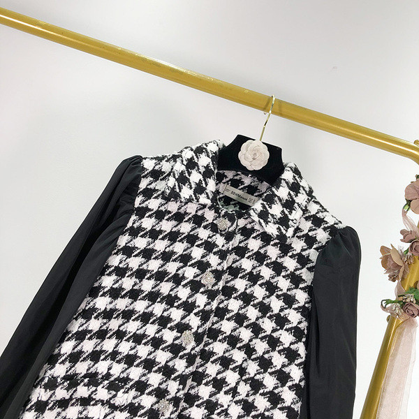 Lühike klassikalise krae ja pikkade varrukatega tviidjakk