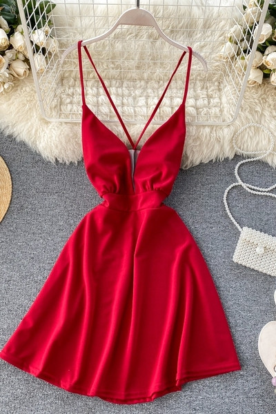 Uue mudeliga naiste kleit õhukeste rihmade ja spitsikaelusega