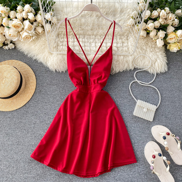 Uue mudeliga naiste kleit õhukeste rihmade ja spitsikaelusega