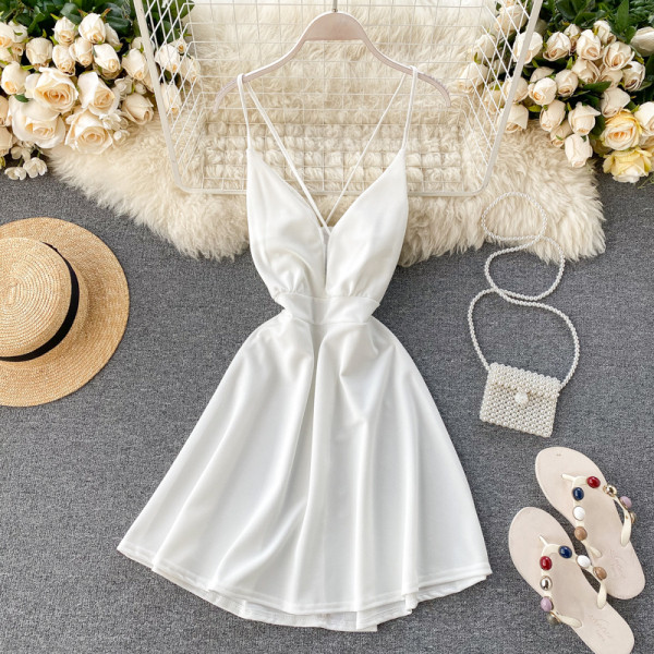 Uue mudeliga naiste kleit õhukeste rihmade ja spitsikaelusega