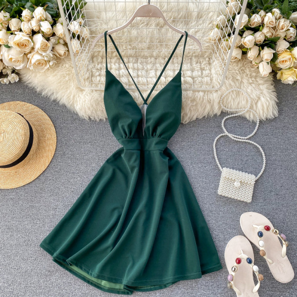 Uue mudeliga naiste kleit õhukeste rihmade ja spitsikaelusega