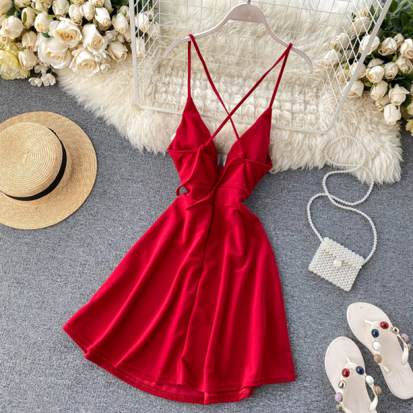 Uue mudeliga naiste kleit õhukeste rihmade ja spitsikaelusega