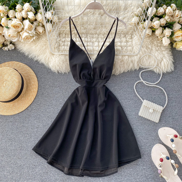 Uue mudeliga naiste kleit õhukeste rihmade ja spitsikaelusega