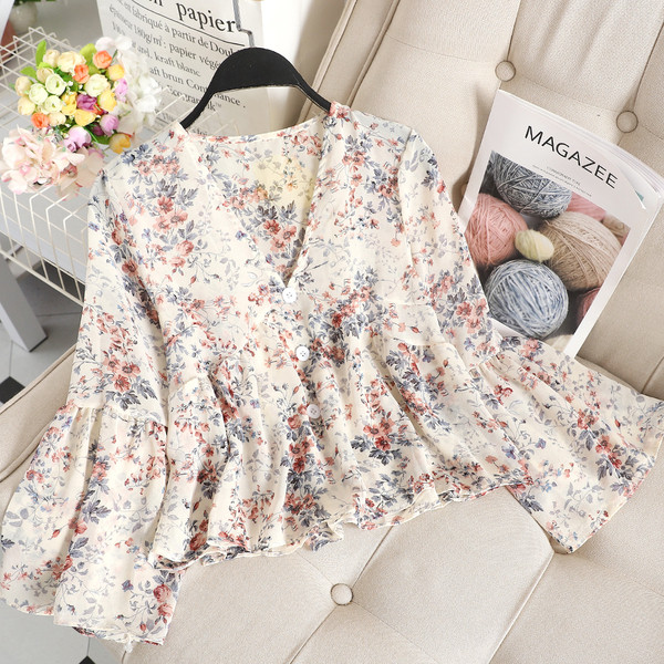 Γυναικείο πουκάμισο σιφόν με ντεκολτέ V και κουμπιά 