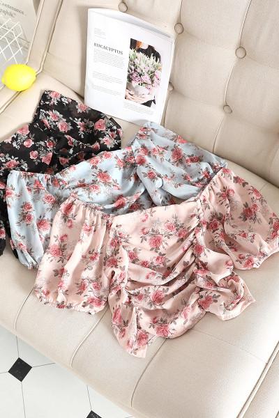 Moodne lillelise trükiga ja allakäinud varrukatega naiste pluus