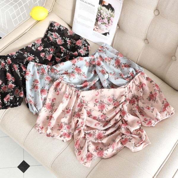 Moodne lillelise trükiga ja allakäinud varrukatega naiste pluus