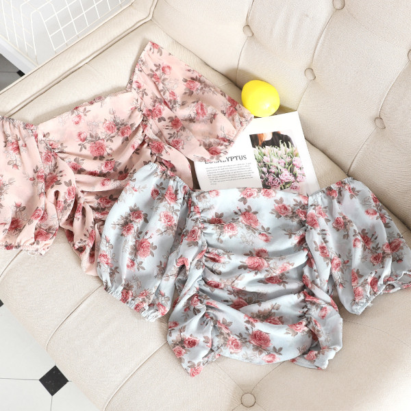 Moodne lillelise trükiga ja allakäinud varrukatega naiste pluus