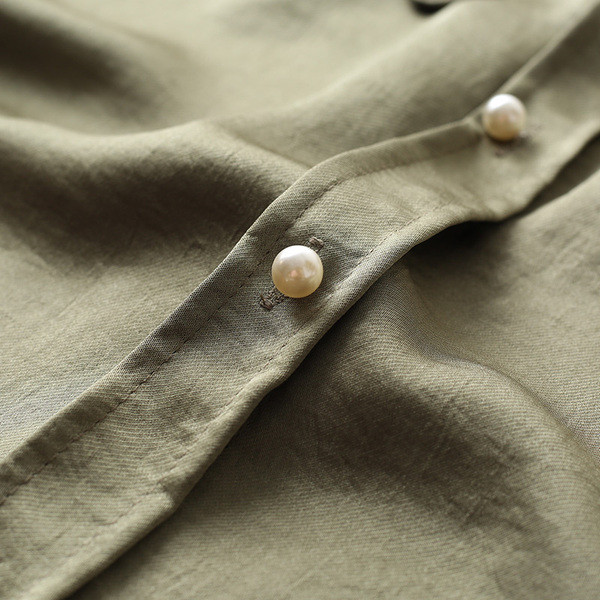 Klassikalise krae ja pikkade varrukatega naiste särk – uus mudel