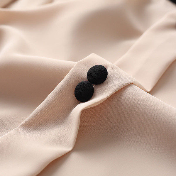 Μοντέρνο γυναικείο πουκάμισο με στρογγυλή λαιμόκοψη και μακρύ μανίκι