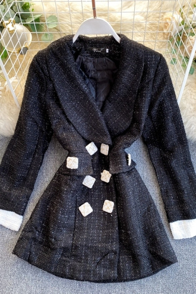 Stiilne musta värvi kaherealise kinnitusega naiste jope