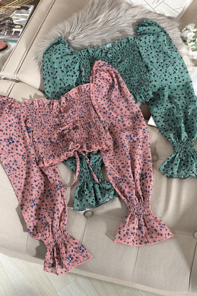 Σύντομη γυναικεία μπλούζα σιφόν με floral print και μακρύ μανίκι