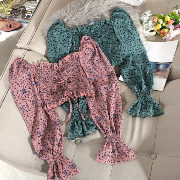 Σύντομη γυναικεία μπλούζα σιφόν με floral print και μακρύ μανίκι