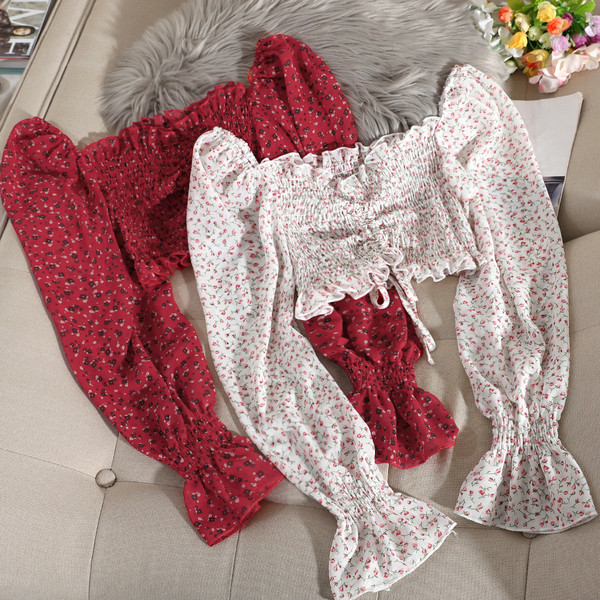 Σύντομη γυναικεία μπλούζα σιφόν με floral print και μακρύ μανίκι