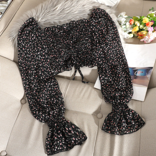 Σύντομη γυναικεία μπλούζα σιφόν με floral print και μακρύ μανίκι