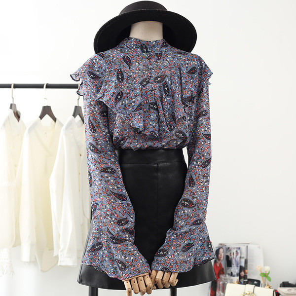 Μοντέρνο γυναικείο πουκάμισο με χαμηλό κολάρο και φαρδιά μανίκια - ρετρό στυλ