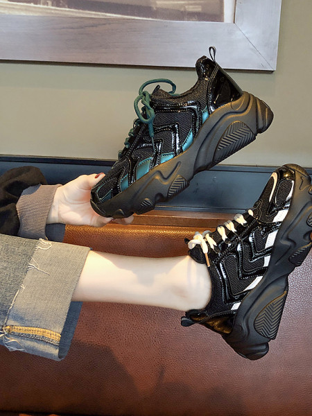 Αθλητικά γυναικεία παπούτσια με βελούδο και ψηλή πλατφόρμα σε δύο χρώματα