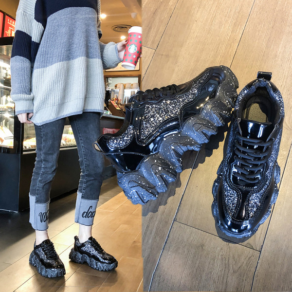 Νέο μοντέλο γυναικεία αθλητικά παπούτσια με ίσια σόλα και γυαλιστερό εφέ σε μαύρο χρώμα