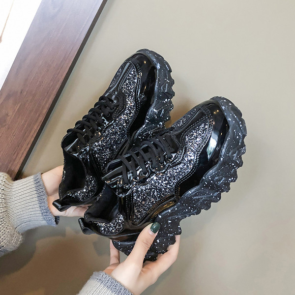 Νέο μοντέλο γυναικεία αθλητικά παπούτσια με ίσια σόλα και γυαλιστερό εφέ σε μαύρο χρώμα