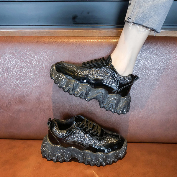 Νέο μοντέλο γυναικεία αθλητικά παπούτσια με ίσια σόλα και γυαλιστερό εφέ σε μαύρο χρώμα