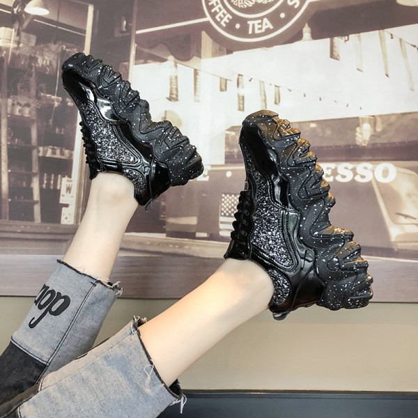 Νέο μοντέλο γυναικεία αθλητικά παπούτσια με ίσια σόλα και γυαλιστερό εφέ σε μαύρο χρώμα